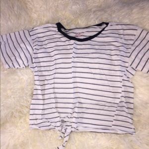 Crop white and black shirt